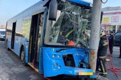 Семь человек оказались в больнице после ДТП с автобусом в Москве