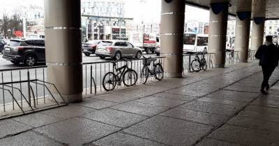 Администрация Калининграда ищет хозяина велосипеда, который всю зиму стоял у здания мэрии