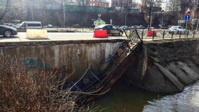 Пешеходный мостик рухнул в Сергиевом Посаде