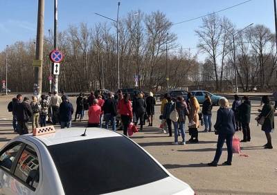 Жители Строителя сообщили о ежедневной очереди на остановке после отмены автобуса №7 - ya62.ru - Рязань