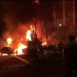 Ночью в Киеве подожгли автомобиль: загорелись соседние авто
