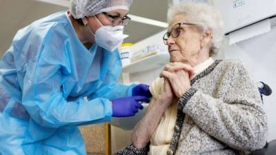 Пожилых и маломобильных новосибирцев вакцинируют на дому