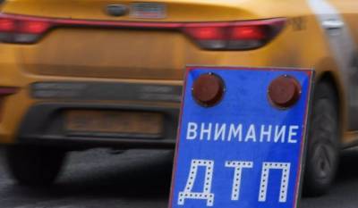 В Москве автобус врезался в мачту освещения, восемь человек пострадали