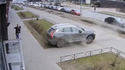 Петербуржец спас сына из-под колес взбесившейся машины. Видео