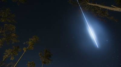 Осветил небо: крупный метеорит попал на видео в США