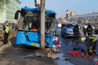 В центре Москвы автобус врезался в мачту освещения