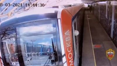 "Это аморально": двух зацеперов арестовали после поездки в московском метро