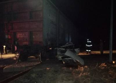 Ехал через рельсы, так как дорогу затопило: в Сибири двое мужчин погибли в ДТП с вагоном