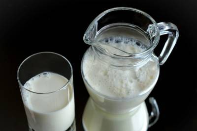 Диетолог объяснила, какое молоко опасно пить взрослым и детям