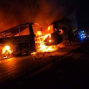 В Египте автобус столкнулся с нефтевозом: в пожаре погибли 20 человек. Фото