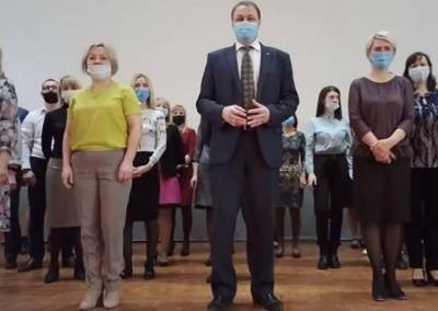 «Нас не балуют большие артисты»: мэр Коряжмы с подчиненными исполнили странный танец ракеты