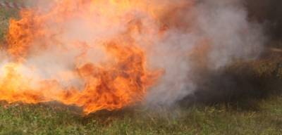Пожарная машина сгорела при тушении сухой травы. Видео