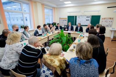 Жители Лугового решили земельные вопросы с помощью мэра