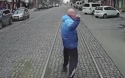 Опоздавший пассажир бежал перед едущим трамваем