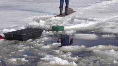 Рыбаки не смогли вытащить коллегу из воды в Кировской области