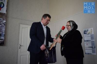 Глава Карабудахкентского района наградил работников культуры