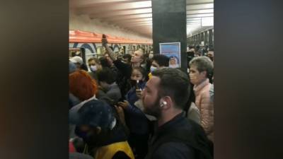 Пьяный пассажир попытался вытолкать поезд со станции московского метро