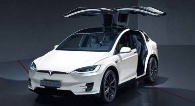 Автомобиль Tesla отозвался на неприличную команду: владельцы бросились ее тестить