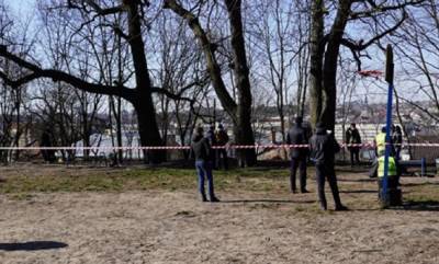 Жуткая находка во Львове: дети обнаружили человеческую останки в парке, фото