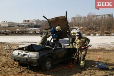 На реке у Сыктывкара спасатели вытаскивали со льда рыбака и застрявшее авто