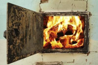 Из-за неисправной печи в Архангельске чуть не сгорел деревянный дом
