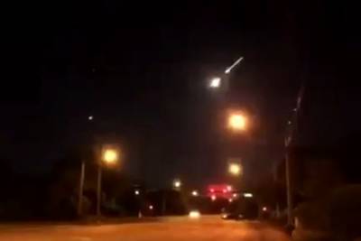 Крупный метеорит пролетел над городом в США и попал на видео