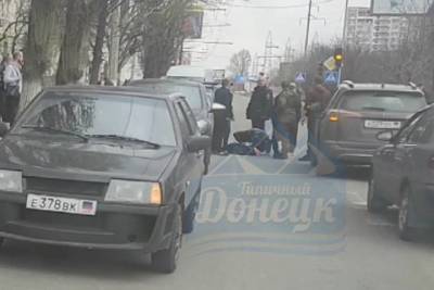 Возле школы в Донецке сбили двух детей