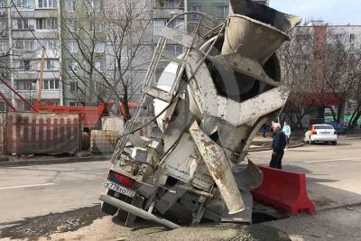 Грунт провалился на востоке Москвы после наезда грузовика на люк