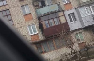 Харьковчанин решил попасть домой через балкон, забравшись на высоту: безумные кадры