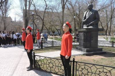 В Астраханской области возложили цветы к памятнику Наримана Нарманова