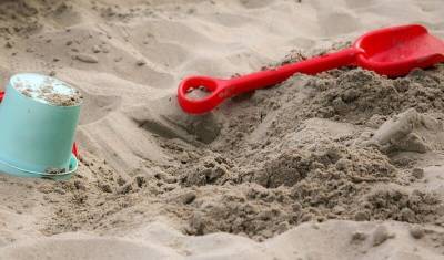 В Казани на детской площадке 7-летнюю девочку засосало в песок