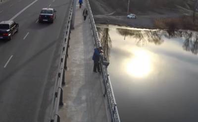 Пьяный украинец решил спрыгнуть с моста за 100 грн: опасное пари попало на видео