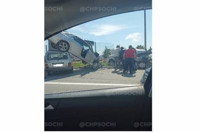 Жёсткая авария с участием трёх машин произошла в Сочи