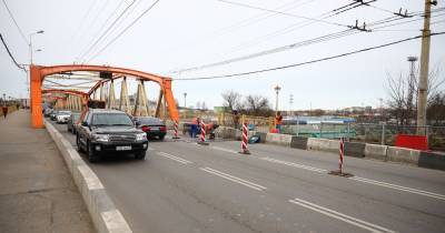 В мэрии рассказали, что мешает ремонтировать мост на Киевской по ночам