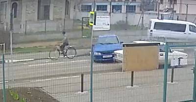 Отец учил водить: 12-летний школьник налетел на пожилого велосипедиста в Крыму — видео