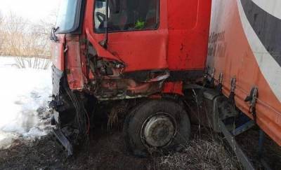 В ДТП на трассе Тюмень – Омск водитель легковушки погиб, выехав на встречную полосу