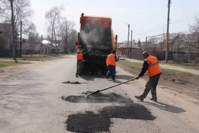 В Уварове ведут ямочный ремонт дорог
