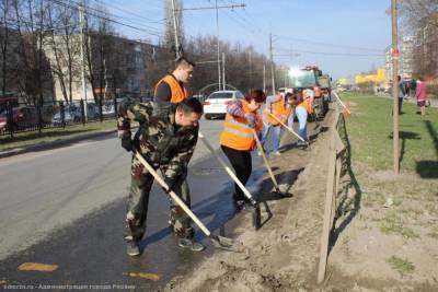 На улице Новоселов в Рязани проводится большая уборка