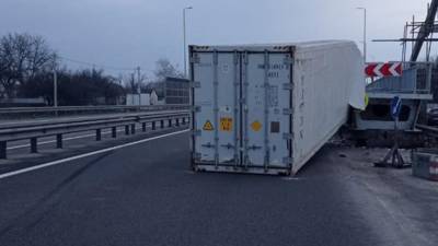 Под Киевом грузовик въехал в мост: есть пострадавшие