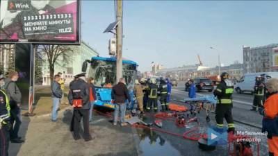 Вести-Москва. В Москве пассажирский автобус врезался в мачту освещения