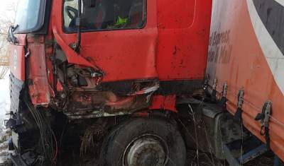 Один человек погиб при столкновении Lada Kalina и грузовика на трассе Тюмень - Омск