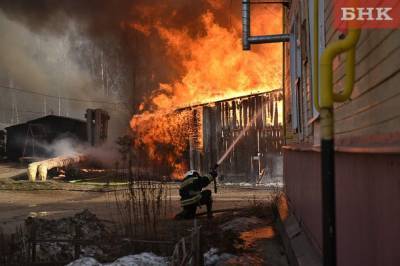 В Краснозатонском пламя с горящих сараев перекинулось на жилой дом