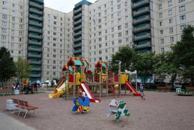 В Петербурге ищут пьяную дебоширку, избившую подростка на детской площадке