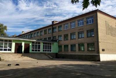 В Новочеркасске ученица застряла между отопительных труб в школе