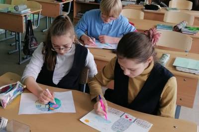 Школьники Лужского района рисуют инструкции для раздельного сбора отходов