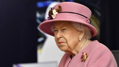 Елизавета II вернулась к исполнению королевских обязанностей