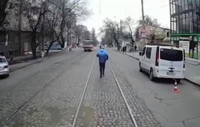 Украинец прославился в сети после эпичной погони за трамваем: видео разлетелось по сети