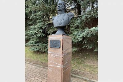 Памятник генералу в российском городе «отремонтировали» скотчем