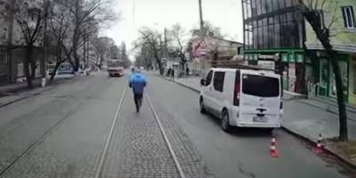 В Николаеве мужчина не успел сесть в трамвай, потому бегал перед ним и дразнил водителя - Видео - ТЕЛЕГРАФ
