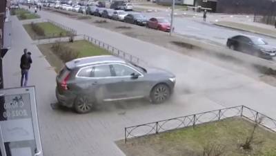 Петербуржец спас ребёнка от вылетевшего на тротуар авто